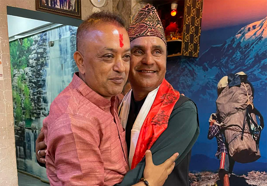 रास्वपा मकवानपुरका सभापति भरत पराजुली कांग्रेस फर्किए, गगन थापाले गरे स्वागत