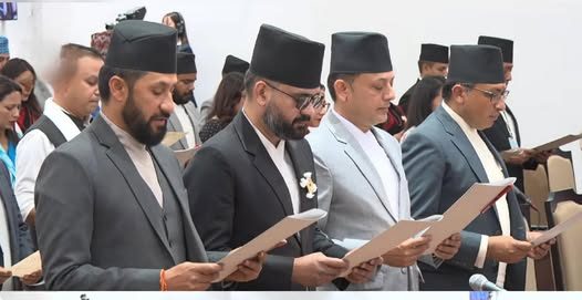 सिंहदरबारको अस्थायी हलबाट नयाँ युगको सुरुवात:नवनिर्वाचित सांसदले लिए शपथ, अर्जुननरसिंह केसीले गराए पदभार!